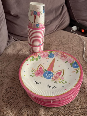 Unicorn party set new, 42 large plates, 6 small, 31 cups, 1 tablecloth