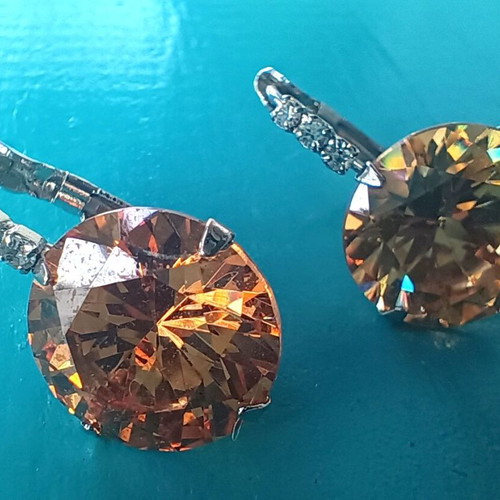 Earrings with oval champagne crystal, like new