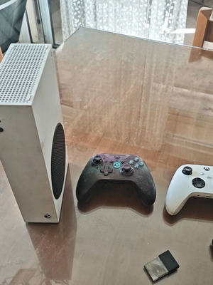 Κονσόλα Xbox Series S με δεύτερο χειριστήριο Sea of Thieves και επιπλέον δίσκο 1TB