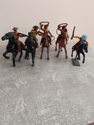 Cowboy riders set of 5 used figures with horses