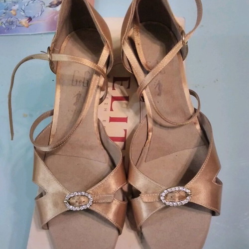 G&G pumps new, gold color, size 40 with low heel