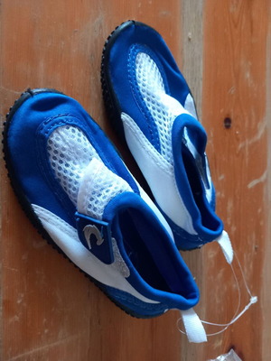 Mare water shoes size 25 new, blue and white