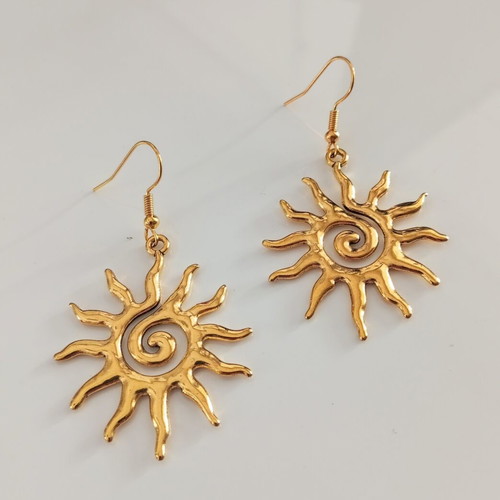 Sun-shaped dangling earrings new, gold color