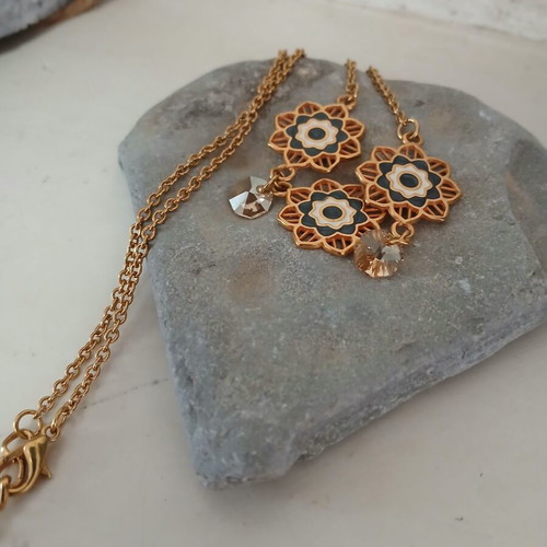 Necklace with flowers and Swarovski crystals new