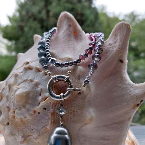 Handmade necklace with silver clasp and central pearl, new
