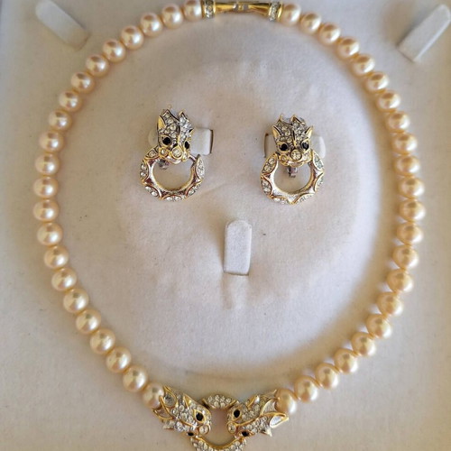 Vintage jewelry set necklace and clip-on earrings new, white and gold tone