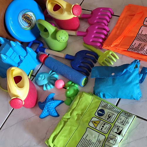 Complete Beach Set with 2 Intex Mattresses and Sand Toys like new
