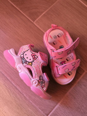 Hello kitty βρεφικά πέδιλα νούμερο 21 με φωτάκια σε εξαιρετική κατάσταση