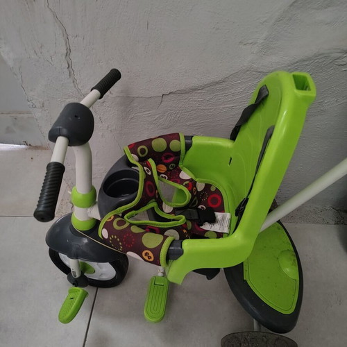 Children's tricycle like new with two compartments and like new wheels