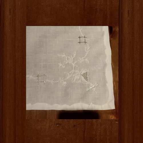 Embroidered square like new, dimensions 83x83