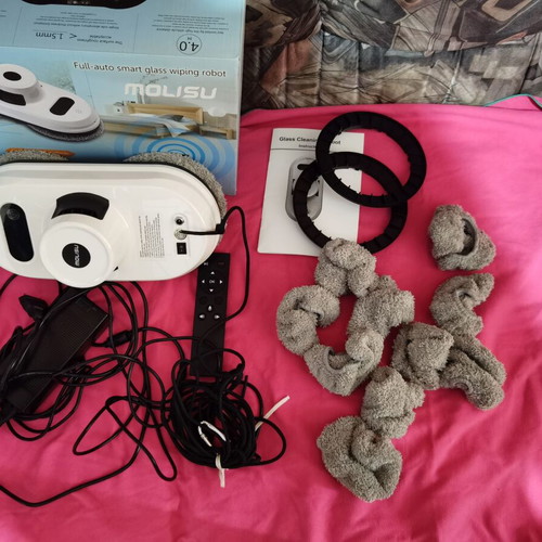 Window cleaning robot used with 12 microfiber cloths and remote control