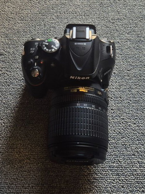 Nikon D5200 18-105 VR camera kit with tripod