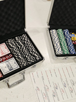 Poker case set 600 chips like new with dice and cards