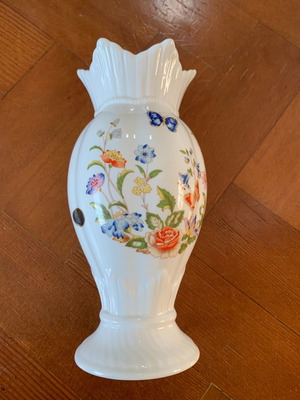 Aynsley bone china vase from England in excellent condition