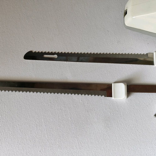 Bosch electric knife used with two blades and case