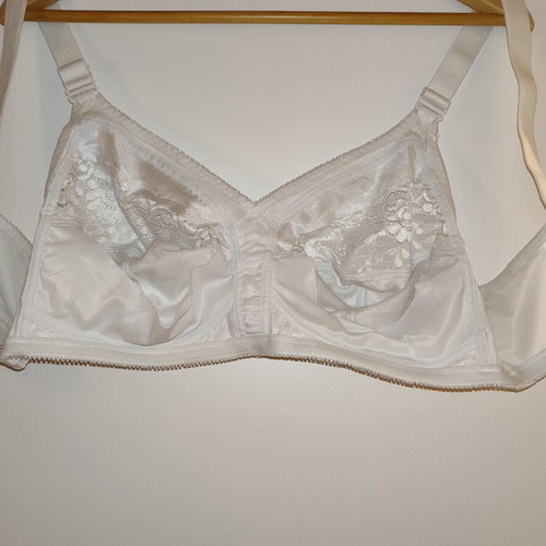 Triumph Claudette 104 N bra size 95D, white, lace details