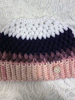 Handmade women's hat like new with opening for ponytail