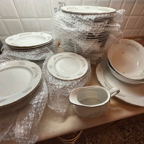 Karlovarský Porcelán Thun 1974 porcelain dinnerware set, complete 74 pieces