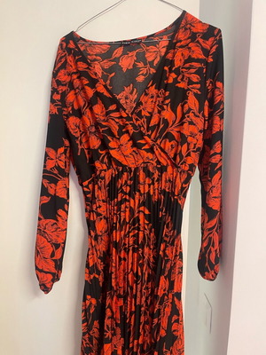 Shein dress new, black and red, sizes M and L
