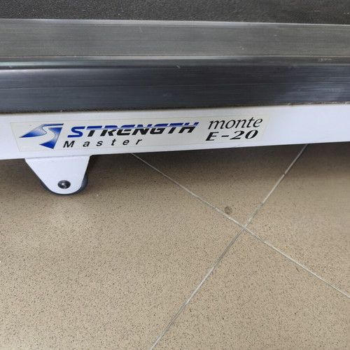 Strength Treadmill like new with 3 HP motor and 4 automatic programs