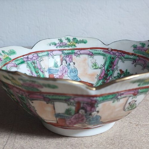 Vintage Chinese Rose Medallion Set with 17cm Bowl and 22.5cm Plate like new
