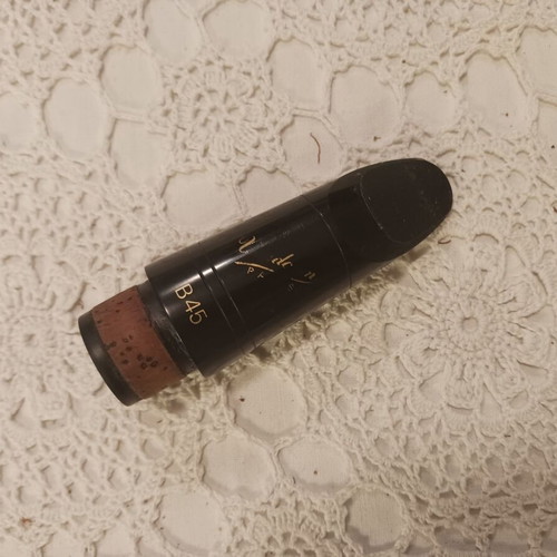 Traditional clarinet in C used with Vandoren B45 mouthpiece