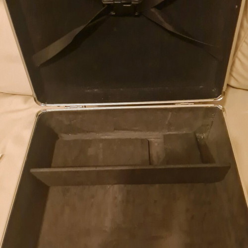 Thousand heavy casino chips like new with 10 cases and carrying case
