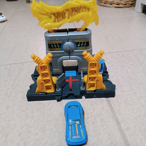 Hotwheels track with toy car like new