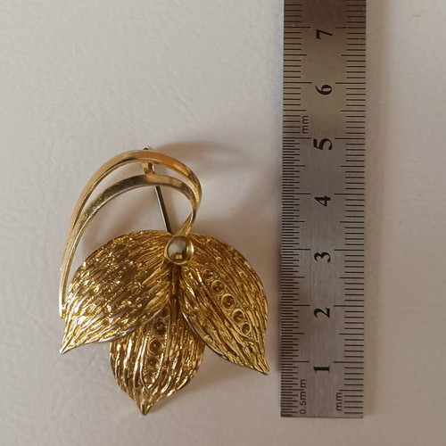Vintage brooch with leaf design, gold tone