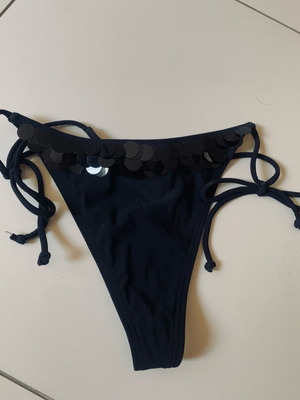 Bluepoint μαύρο string μαγιώ με μαύρες παγιέτες, κορδονάκια στο πλάι, αφόρετο