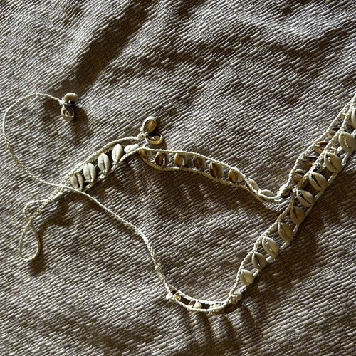 Stradivarius belt with natural shells 1.30m like new, beige