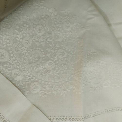 Bed sheet set with embroidery like new, fitted sheet and 2 pillowcases