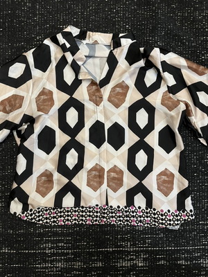 Woman’s shirt one size, like new