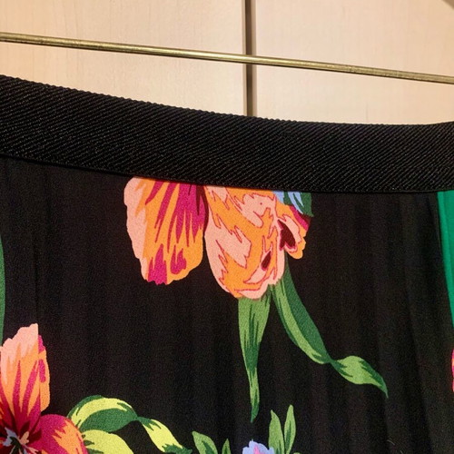 Stradivarius pleated skirt like new, black with multicolor flowers
