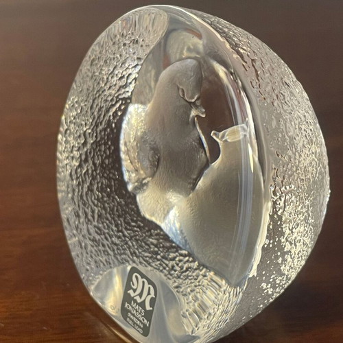 Collectible crystal paperweight Mats Jonasson Sweden "Turtle Doves" like new
