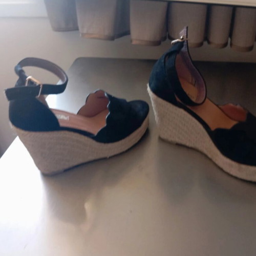 Alta Moda women's suede platform sandals black like new