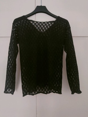 Black lace blouse with long sleeves and v neck like new