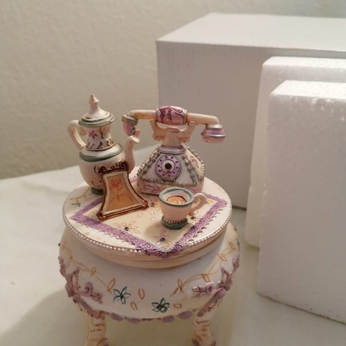 Decorative mini antique-style table pink new with space for jewelry