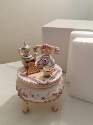Decorative mini antique-style table pink new with space for jewelry