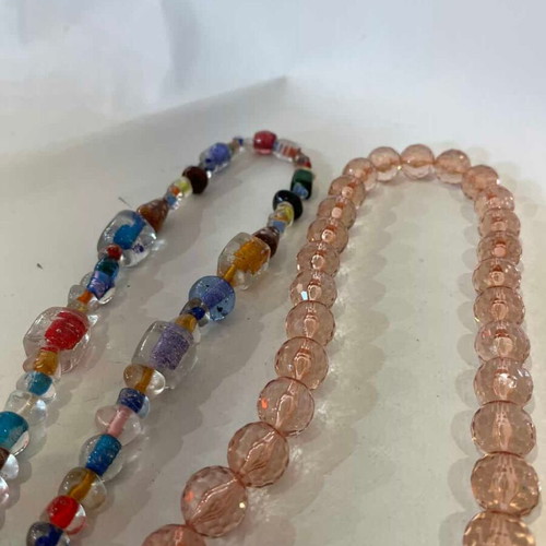 Set of 2 vintage women's necklaces with multicolored and pink beads, 32cm