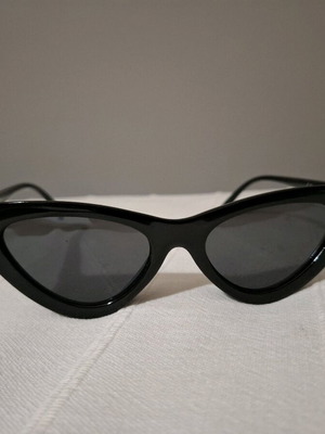 Cat eye sunglasses like new, black