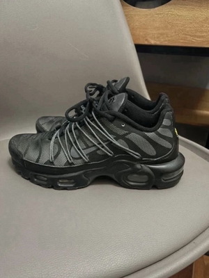 Nike Air Max Utility sneakers μεταχειρισμένα, μαύρο metallic platinum αντανακλαστικά, νούμερο 39