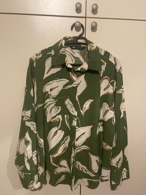Zara green print shirt like new, size small