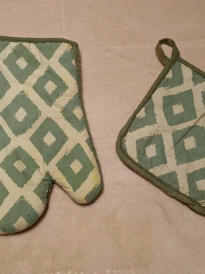 Kitchen glove and pot holder set light olive with rhombus pattern like new