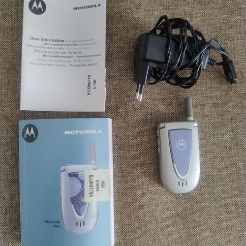 Motorola V66i used with charger and 2 Samsung GT-S3550 phones