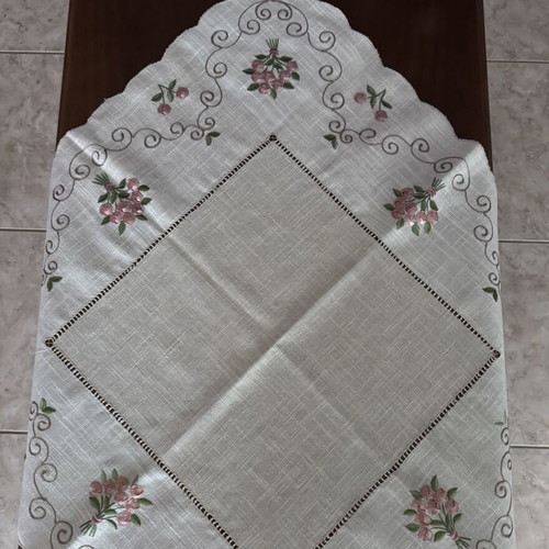 Square table linen with pink flowers new condition 86x86 cm
