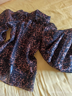 Leopard shirt new, black, with impressive sleeve