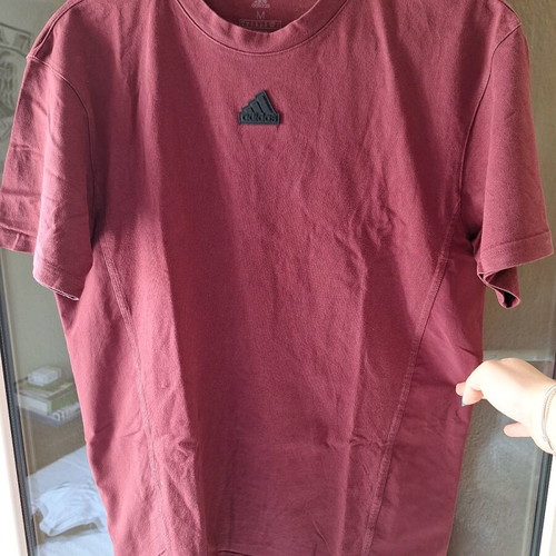 Adidas tshirt burgundy size M, like new