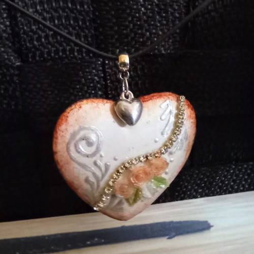 Handmade Valentine's necklace new, heart-shaped with rhinestones and roses