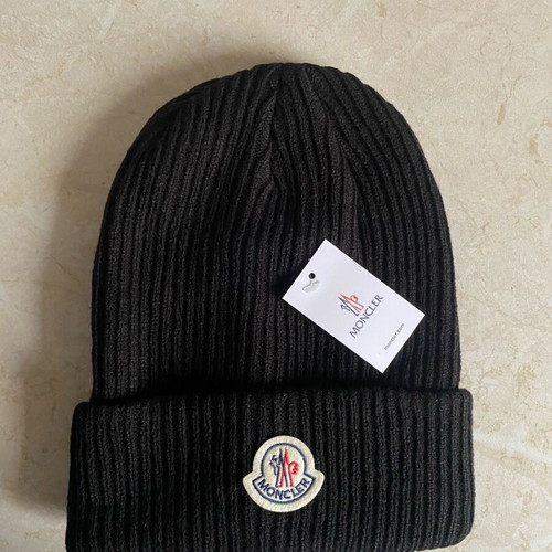 Moncler hat like new, black